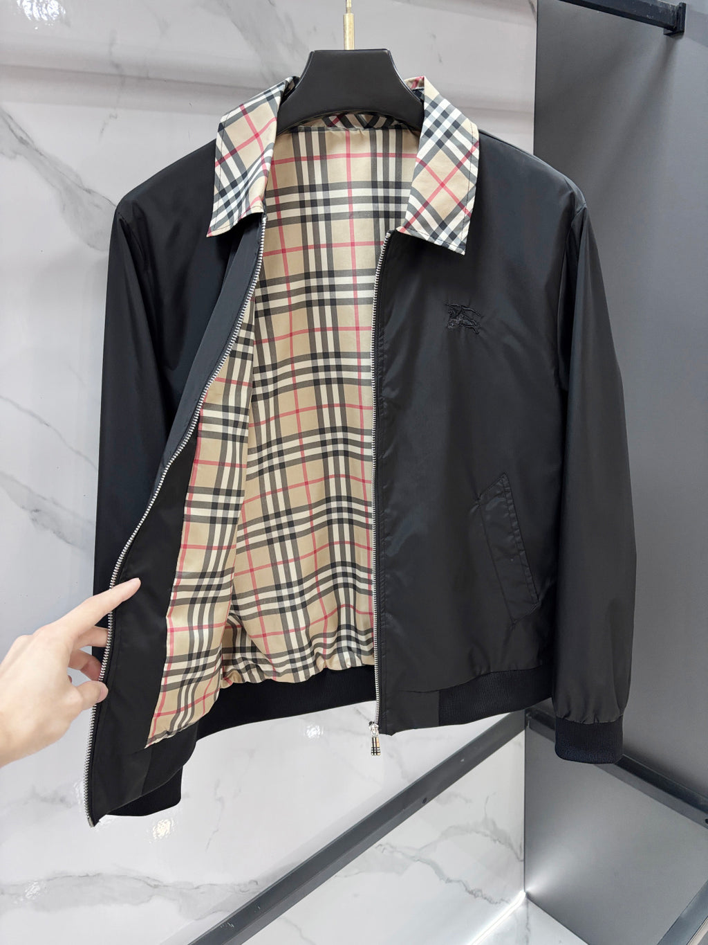 BURBERRY Fall/Winter 2026 Jacket | Classic Check Knit Collar & British-Inspired Style